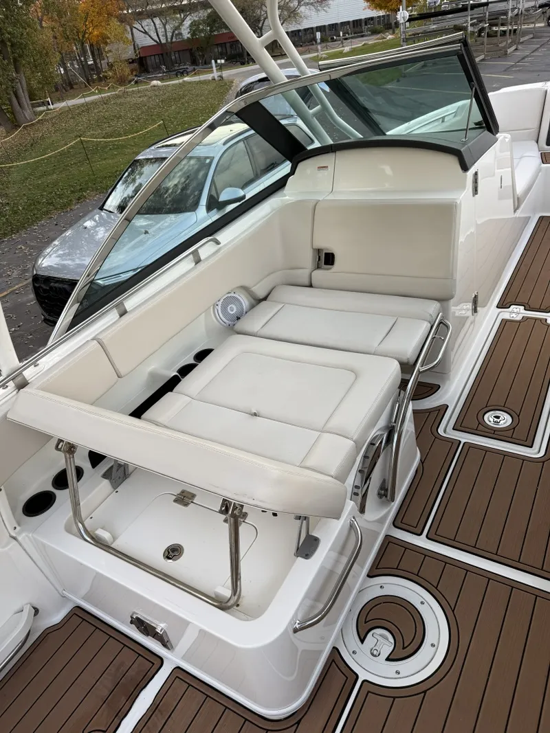 Slide: The Image of Boston Whaler 230 Vantage 2017 - 8603821