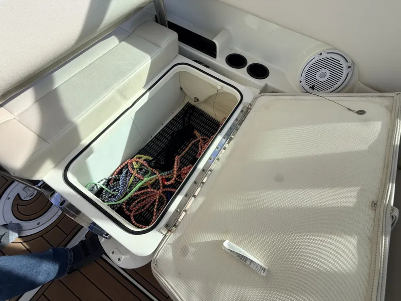 Slide: The Image of Boston Whaler 230 Vantage 2017 - 8603822