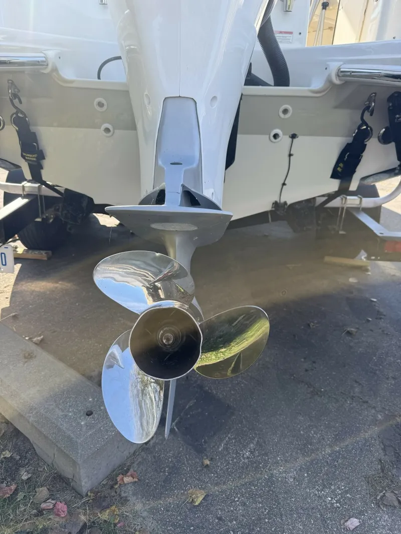 Slide: The Image of Boston Whaler 230 Vantage 2017 - 8603775