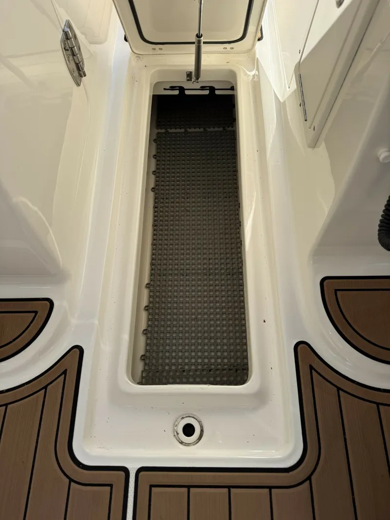 Slide: The Image of Boston Whaler 230 Vantage 2017 - 8603786