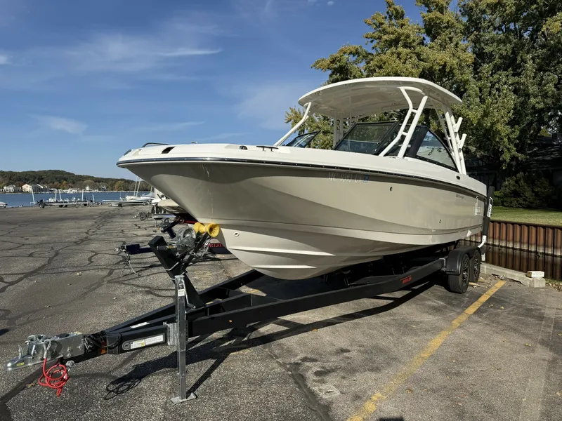 Slide: The Image of Boston Whaler 230 Vantage 2017 - 8603753