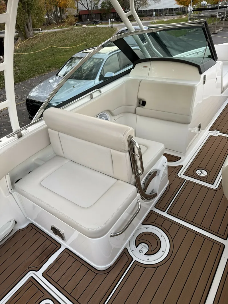 Slide: The Image of Boston Whaler 230 Vantage 2017 - 8603780