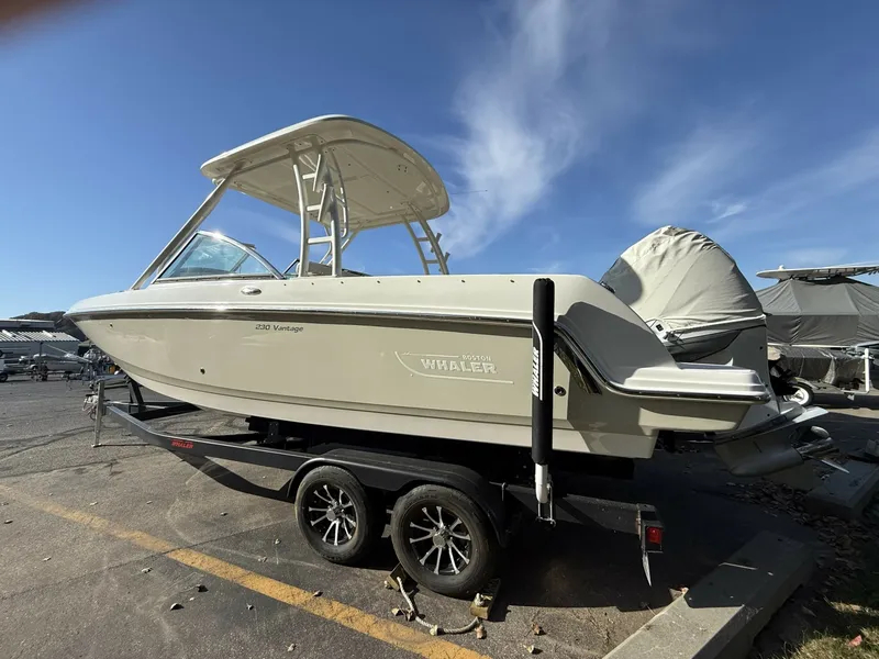 Slide: The Image of Boston Whaler 230 Vantage 2017 - 8603760