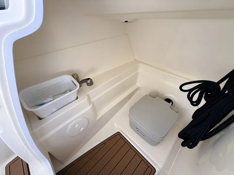 Slide: The Image of Boston Whaler 230 Vantage 2017 - 8603807