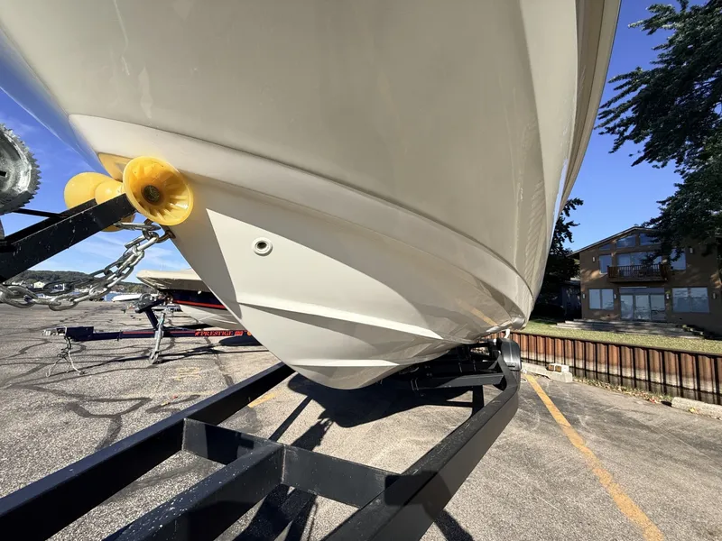 Slide: The Image of Boston Whaler 230 Vantage 2017 - 8603777