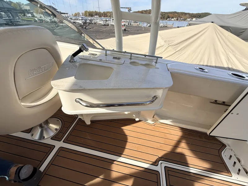 Slide: The Image of Boston Whaler 230 Vantage 2017 - 8603826