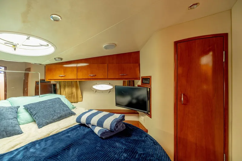 Slide: The Image of Carver Yachts 360 Sport Sedan 2004 - 8604105