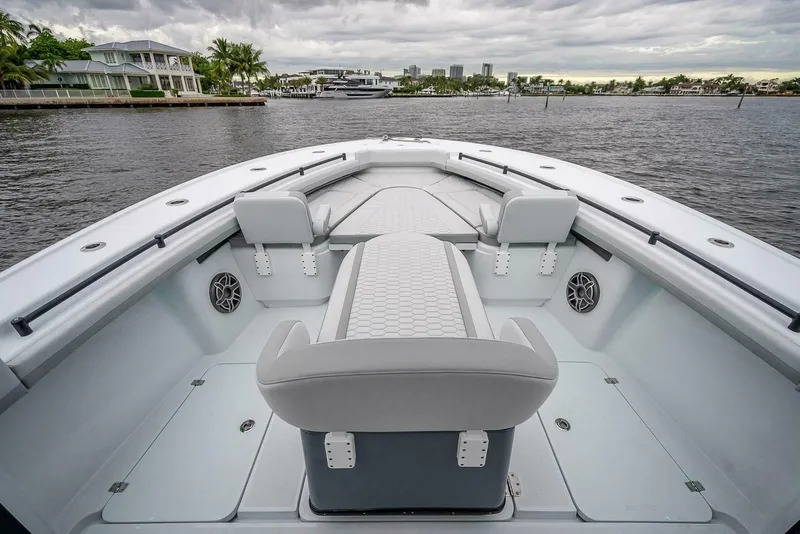 Slide: The Image of Yellowfin 39 Offshore 2024 - 8632856