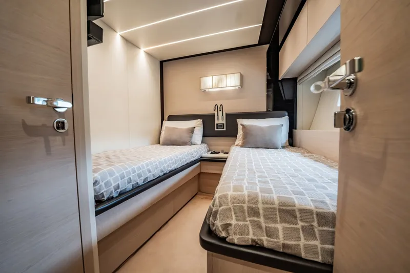 Slide: The Image of Azimut Fly 72 2020 - 8634142
