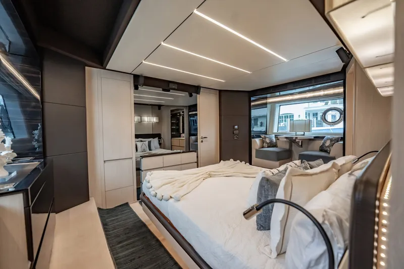 Slide: The Image of Azimut Fly 72 2020 - 8634138