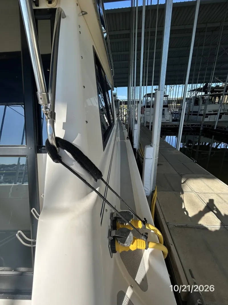Slide: The Image of Bayliner 3988 starboard side deck2 - 8634978