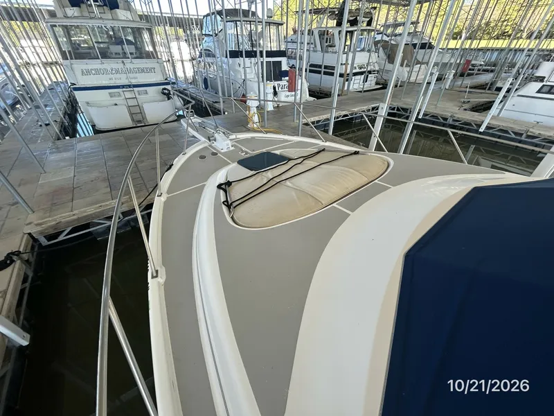 Slide: The Image of Bayliner 3988 foredeck2 - 8634935