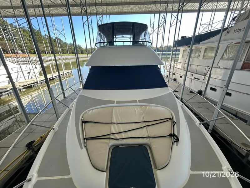 Slide: The Image of Bayliner 3988 foredeck aft - 8634933