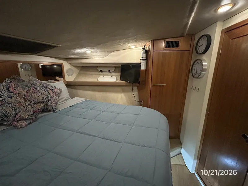 Slide: The Image of Bayliner 3988 master stateroomstarboard - 8634955