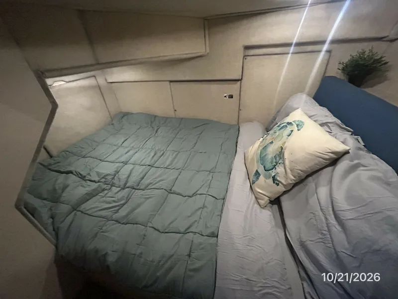 Slide: The Image of Bayliner 3988 guest stateroom2 - 8634945