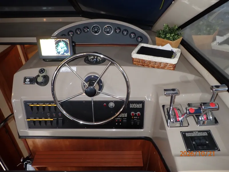 Slide: The Image of Bayliner 3988 lower helm2 - 8634950