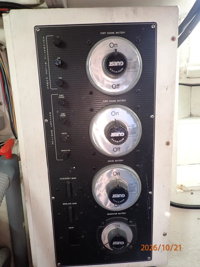Slide: The Image of Bayliner 3988 battery switches - 8634917