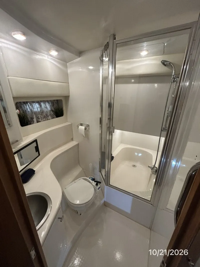 Slide: The Image of Bayliner 3988 master stateroom head - 8634953