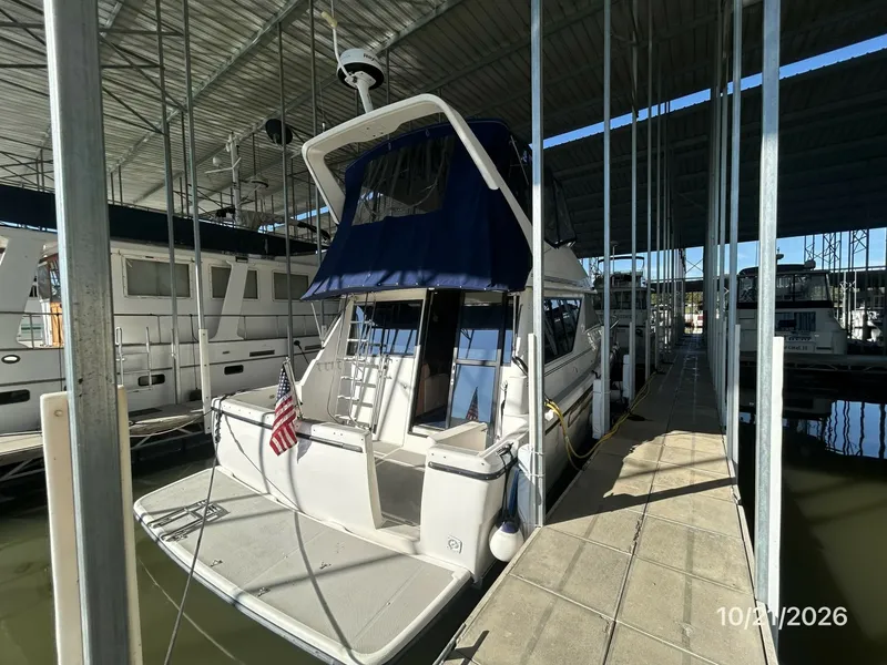 Slide: The Image of Bayliner 3988 starboard aft profile - 8634975