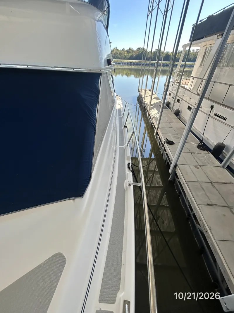 Slide: The Image of Bayliner 3988 port side deck2 - 8634963