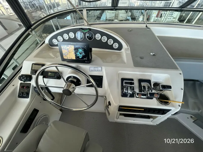 Slide: The Image of Bayliner 3988 flybridge helm2 - 8634927