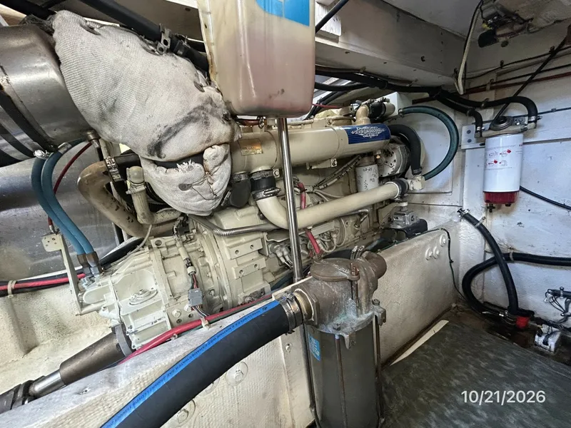 Slide: The Image of Bayliner 3988 port main engine - 8634961