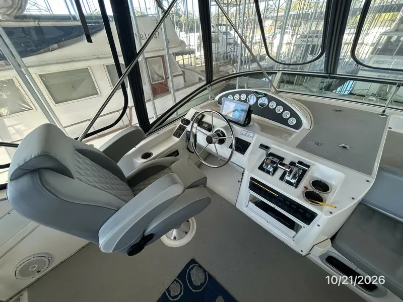 Slide: The Image of Bayliner 3988 flybridge helm1 - 8634926