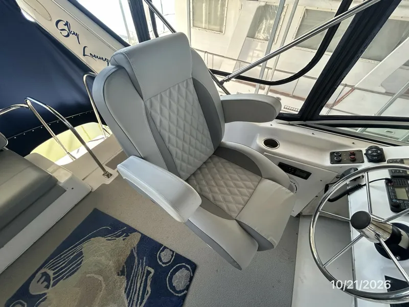 Slide: The Image of Bayliner 3988 flybridge helmseat - 8634928