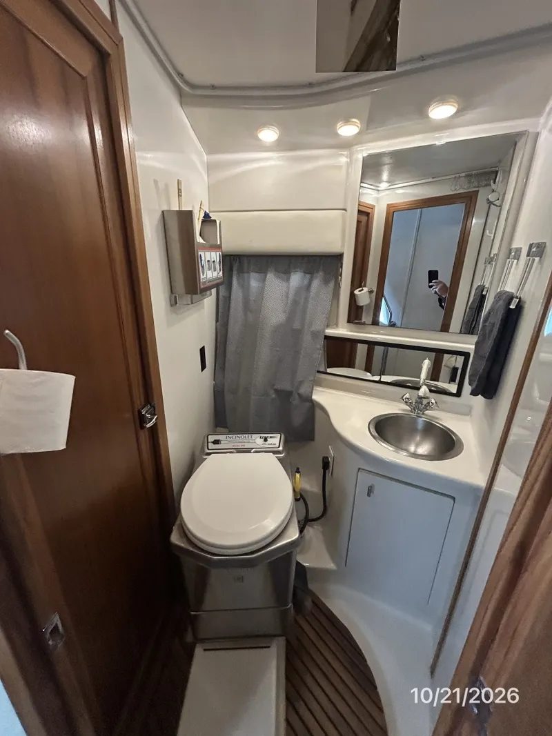 Slide: The Image of Bayliner 3988 guest stateroom head - 8634944