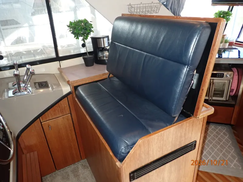 Slide: The Image of Bayliner 3988 lower helm benchseat - 8634948