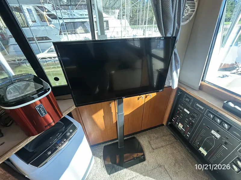Slide: The Image of Bayliner 3988 salon starboard aft - 8634971