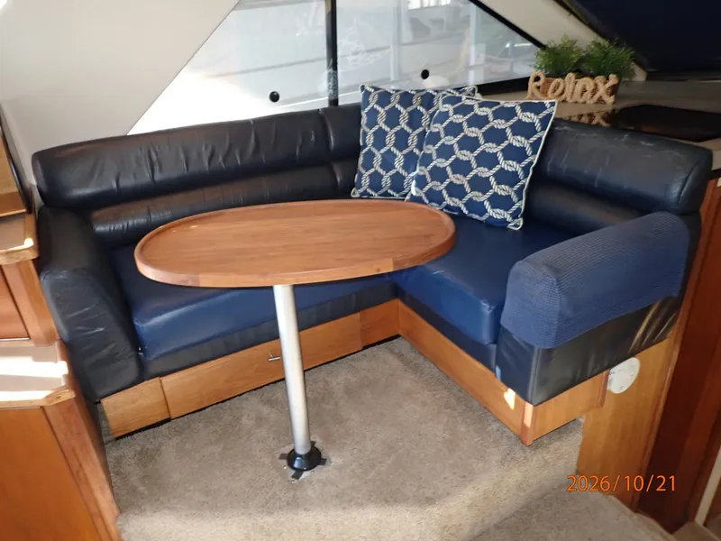 Slide: The Image of Bayliner 3988 salon dinette - 8634969
