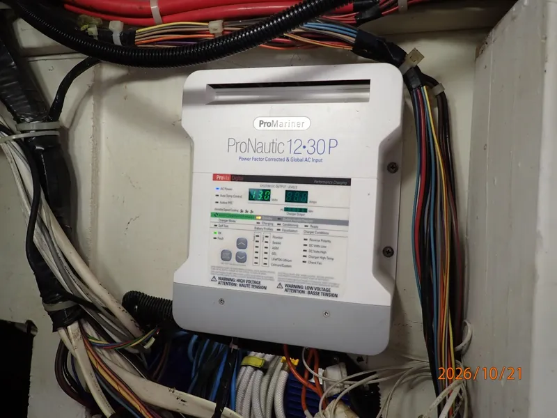 Slide: The Image of Bayliner 3988 battery charger - 8634916
