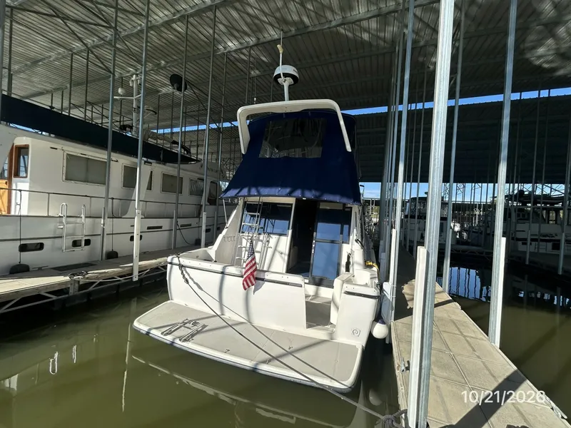 Slide: The Image of Bayliner 3988 aft profile - 8634908
