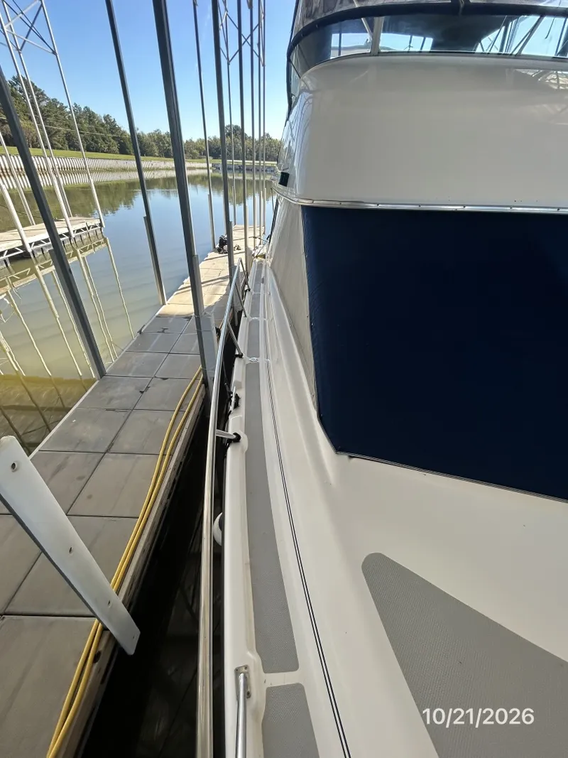Slide: The Image of Bayliner 3988 starboard side deck1 - 8634979