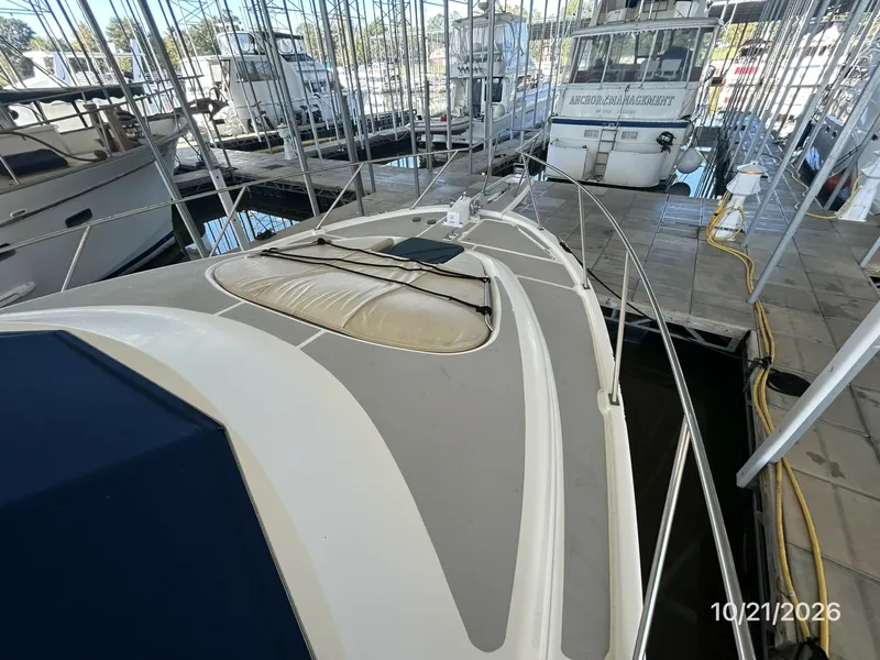 Slide: The Image of Bayliner 3988 foredeck1 - 8634934