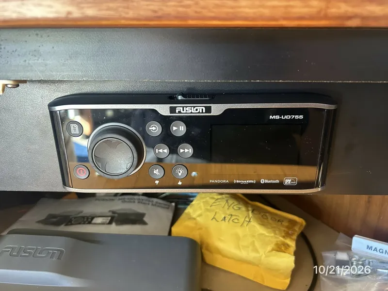 Slide: The Image of Bayliner 3988 salon stereo - 8634973
