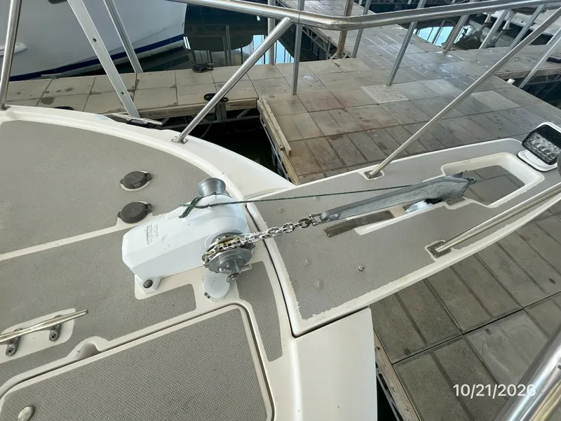 Slide: The Image of Bayliner 3988 anchor windlass1 - 8634914
