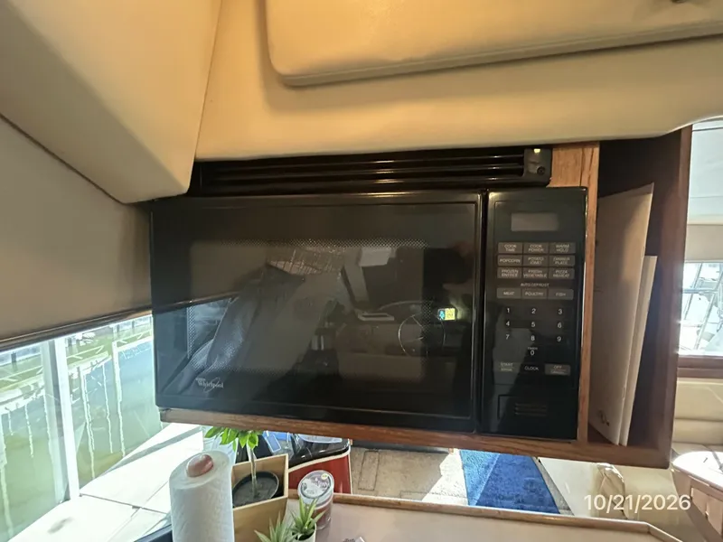 Slide: The Image of Bayliner 3988 galley microwave oven - 8634941