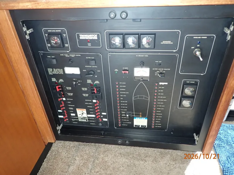 Slide: The Image of Bayliner 3988 electrical panel - 8634918