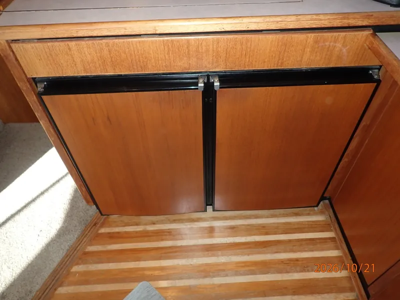 Slide: The Image of Bayliner 3988 galley refrigeration - 8634942