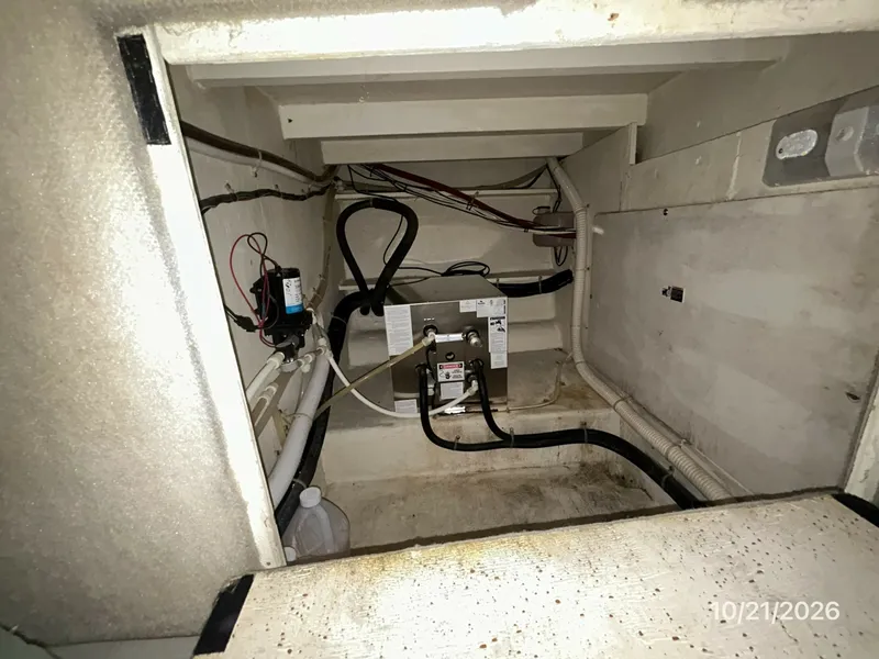Slide: The Image of Bayliner 3988 utility room access - 8634981