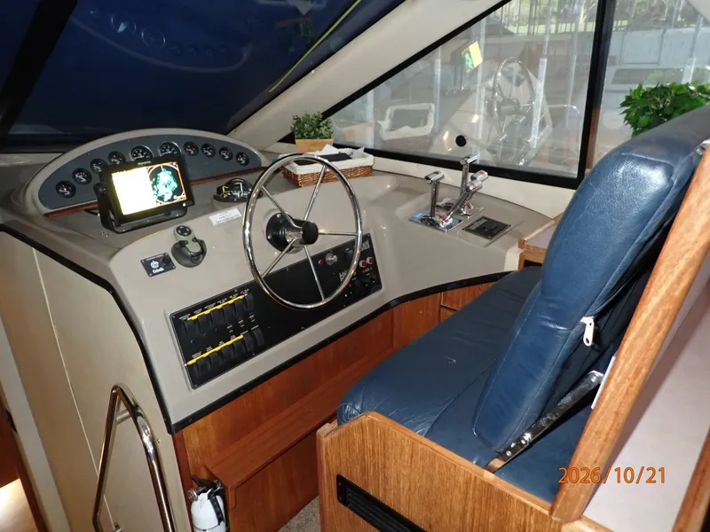 Slide: The Image of Bayliner 3988 lower helm1 - 8634949