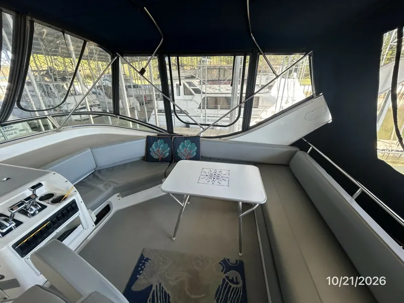 Slide: The Image of Bayliner 3988 flybridge starboard - 8634932