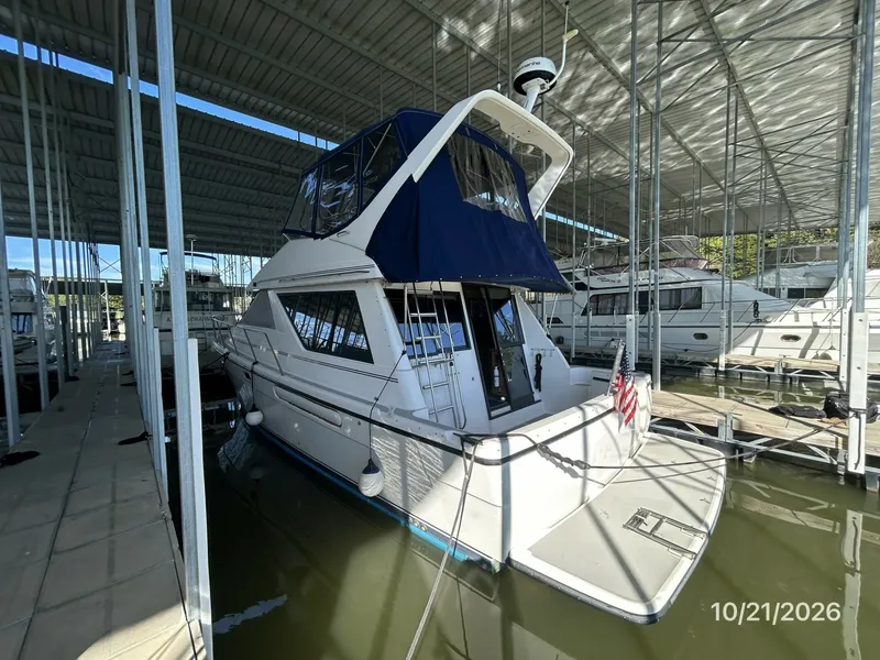 Slide: The Image of Bayliner 3988 port aft profile - 8634958