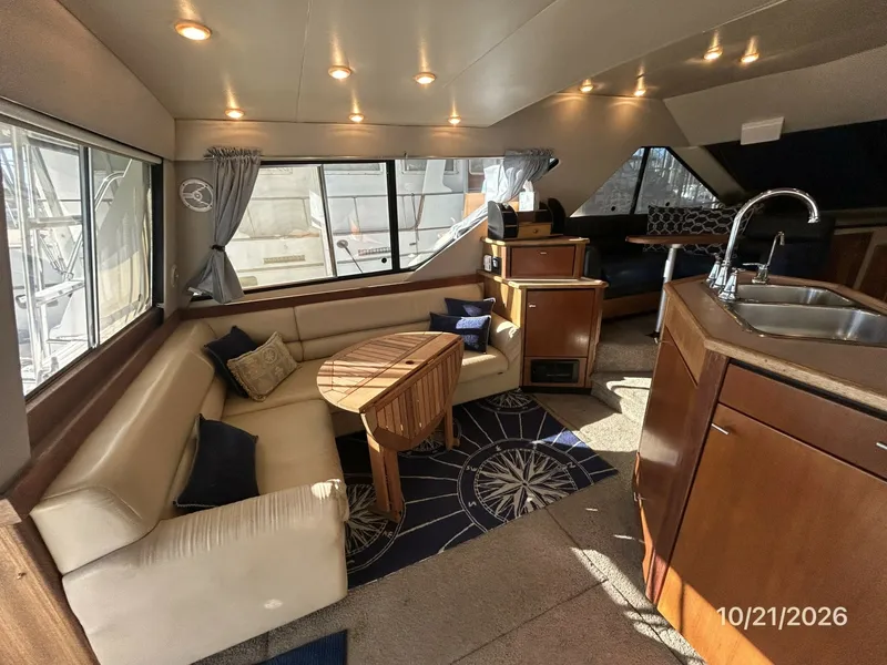 Slide: The Image of Bayliner 3988 salon port - 8634970