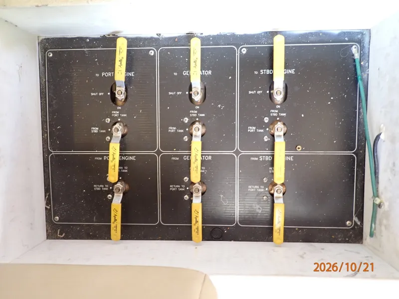 Slide: The Image of Bayliner 3988 fuel manifold - 8634936