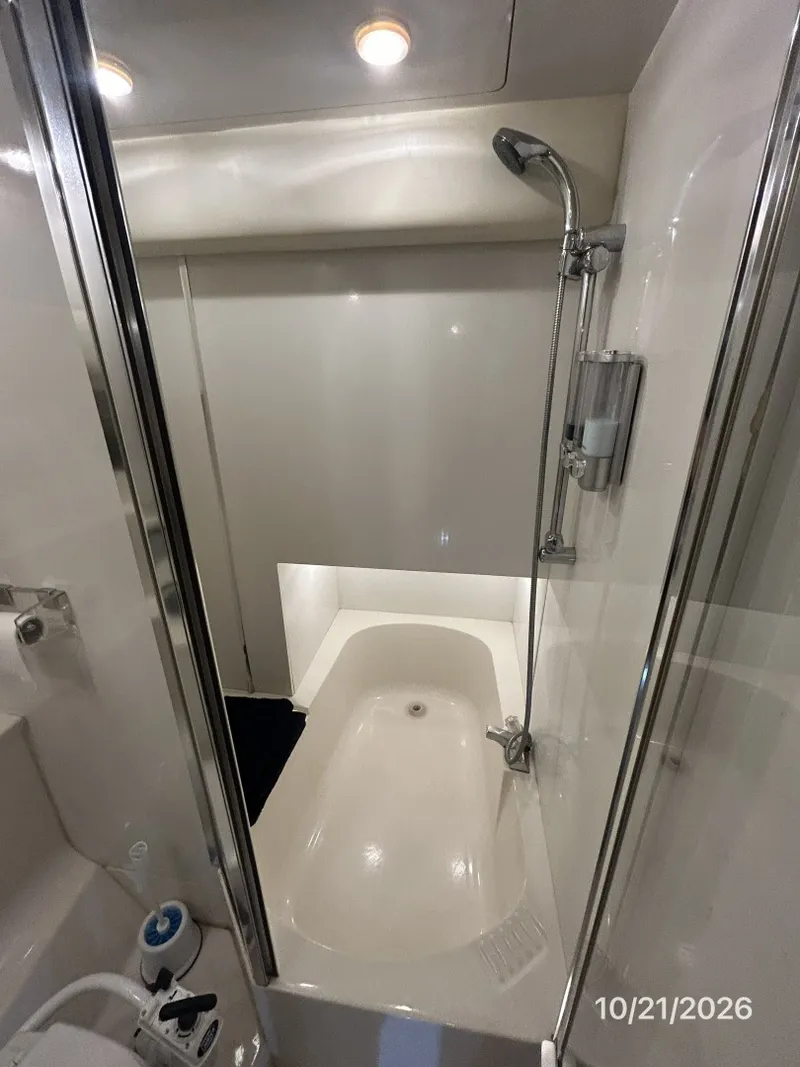 Slide: The Image of Bayliner 3988 master stateroom tub-shower - 8634956