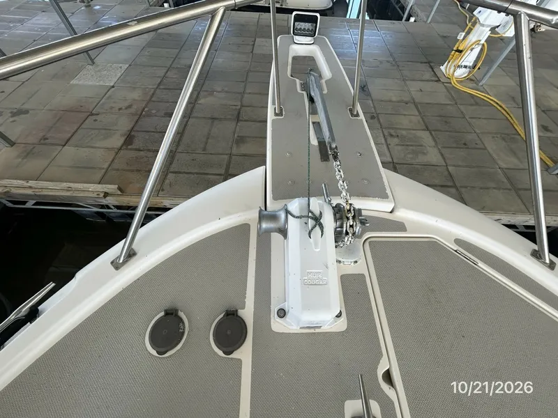 Slide: The Image of Bayliner 3988 anchor windlass2 - 8634915