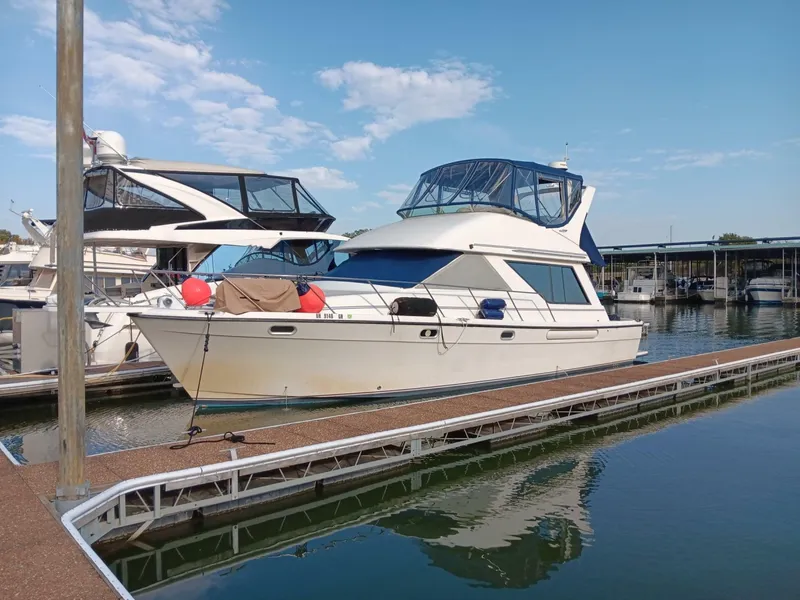 The Image of Bayliner 3988 port forward profile1 - 8634960